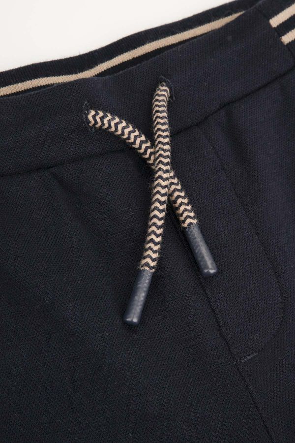 Spodnie dzianinowe granatowe z kieszeniami i sznurkiem w pasie o fasonie REGULAR 2218488