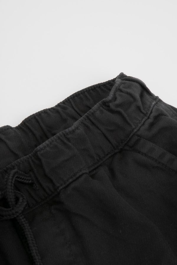 Spodnie jeansowe czarne cargo z kieszeniami o fasonie REGULAR 2219327