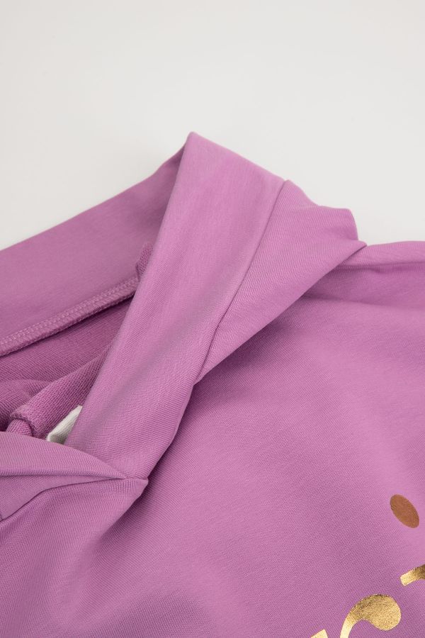 Bluza dresowa fioletowa przedłużana z napisem i kapturem 2219526