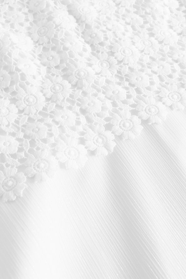 Sukienka tkaninowa bez rękawów wykończona koronką w kolorze białym 2149618