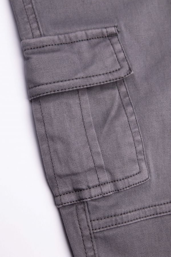 Spodnie tkaninowe szare z kieszeniami na nogawkach 2155332