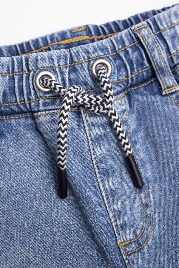 Krótkie spodenki jeansowe ze sznurkiem w pasie 2156772