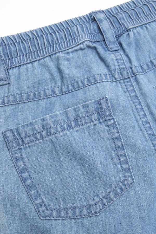 Krótkie spodenki jeansowe z podwijaną nogawką i sznurkiem w pasie 2156798