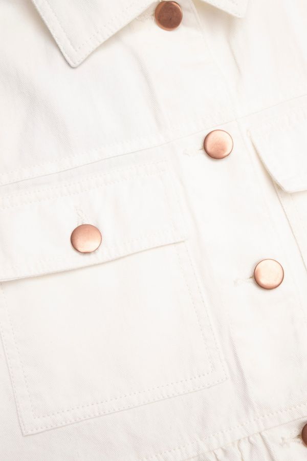 Kurtka jeansowa w kolorze białym z ozdobnymi guzikami i baskinką 2160275