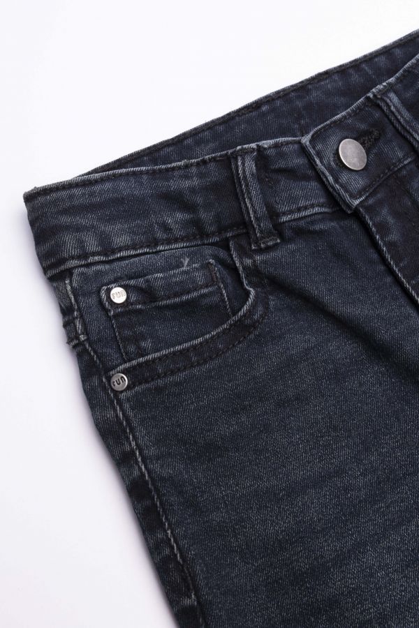 Spodnie jeansowe z efektem sprania i wystrzępioną nogawką 2194105