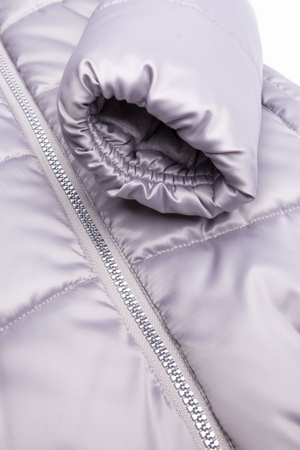 Płaszcz zimowy w kolorze szarym z kapturem obszytym futrem 2197254