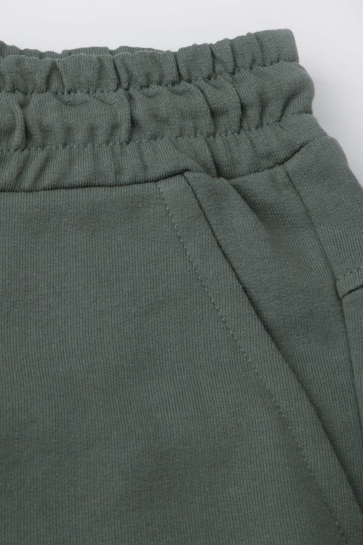 Spodnie dresowe zielone z kieszeniami i przeszyciami na nogawkach o fasonie REGULAR 2226348