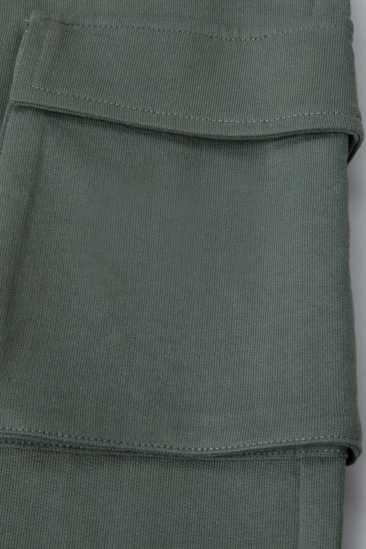 Spodnie dresowe zielone z kieszeniami i przeszyciami na nogawkach o fasonie REGULAR 2226349