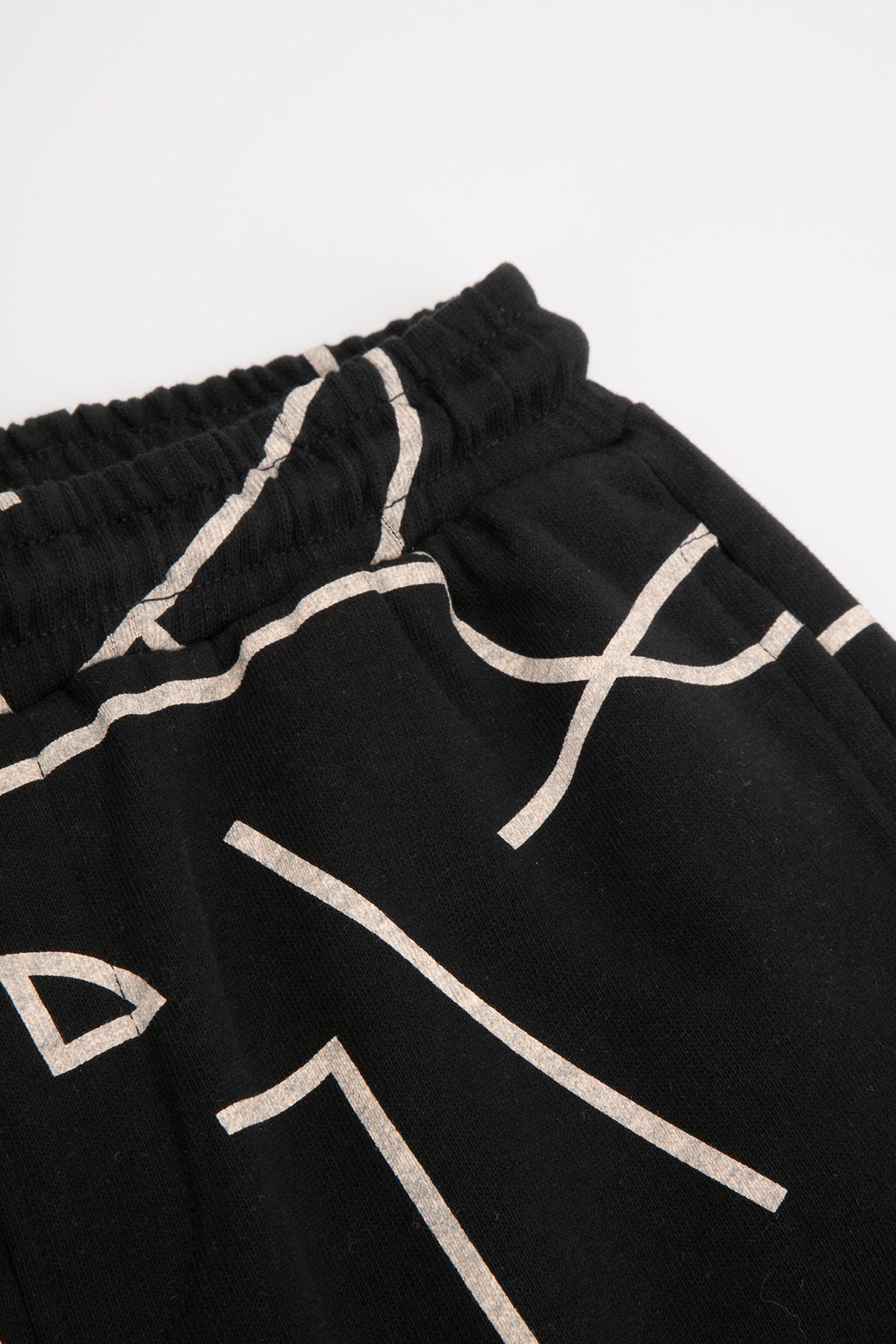 Spodnie dresowe czarne z kontrastującym printem o fasonie REGULAR 2218349