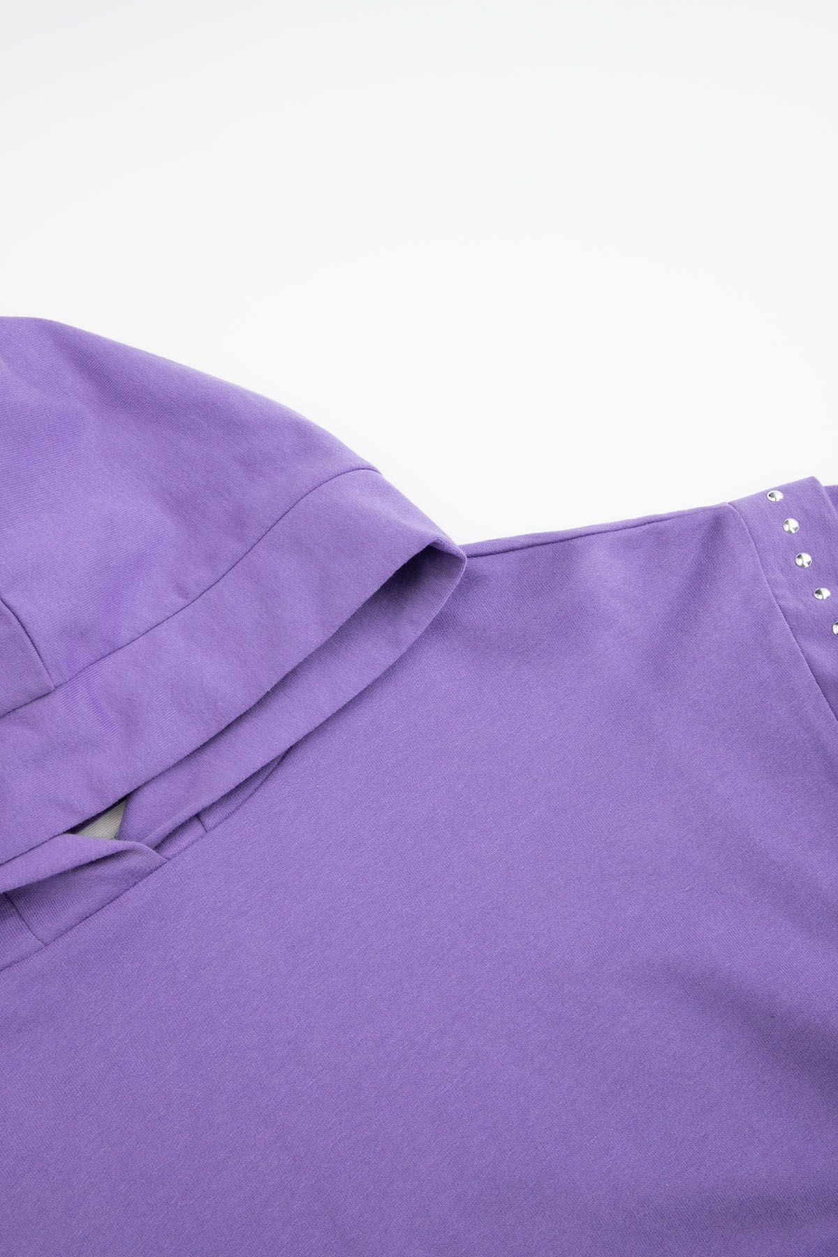 Bluza dresowa fioletowa z kapturem i ozdobnymi ćwiekami na ramionach 2220167