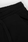 Spodnie dresowe czarne ocieplane z nadrukiem na nogawce o fasonie SLIM 2223841