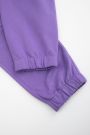 Spodnie dresowe fioletowe z kieszeniami i przeszyciami na nogawkach 2220092