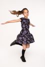 Sukienka dzianinowa z krótkim rękawem LOONEY TUNES czarna rozkloszowana z nadrukiem - Królik Bugs 2225227