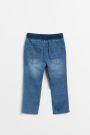 Spodnie jeansowe długie w kolorze niebieskim 2148105