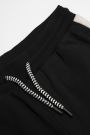 Spodnie dresowe czarne z wiązaniem w pasie o fasonie REGULAR 2111490